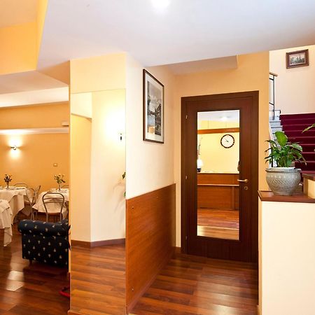 Hotel 4 Pini โรม ภายนอก รูปภาพ